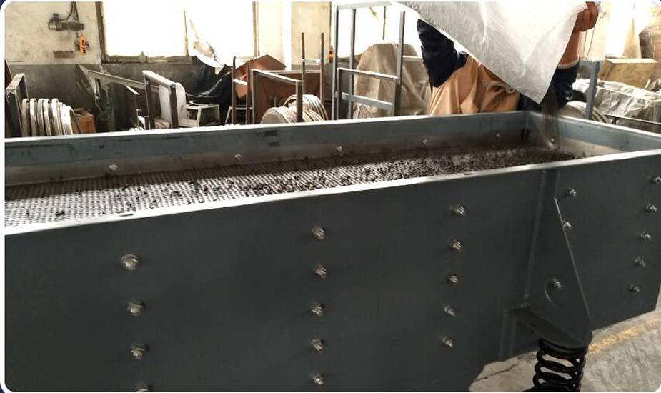 直線振動(dòng)篩篩分塑料顆?，F(xiàn)場(chǎng)視頻